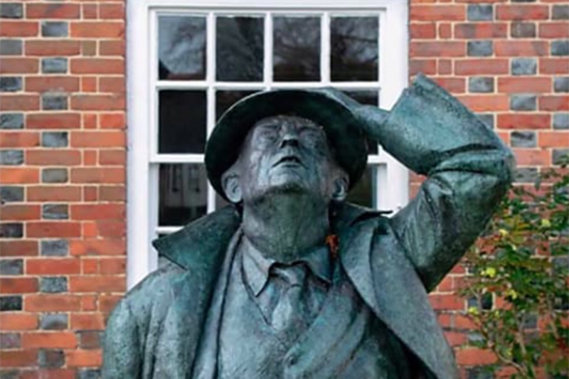 Martin Jennings: John Betjeman (Click to enlarge) Click to enlarge